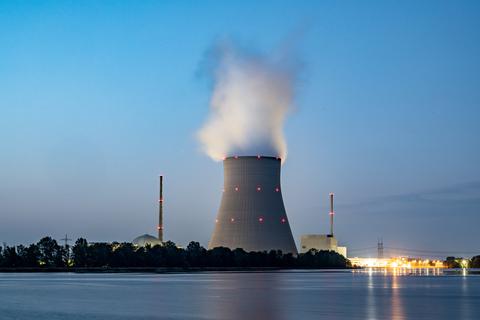 Zwei der drei letzten deutschen Atomkraftwerke sollen laut Bundeswirtschaftsminister Habeck (Grüne) nach dem Jahreswechsel noch bis Mitte April 2023 als Reserve zur Verfügung stehen. Foto: Armin Weigel/dpa