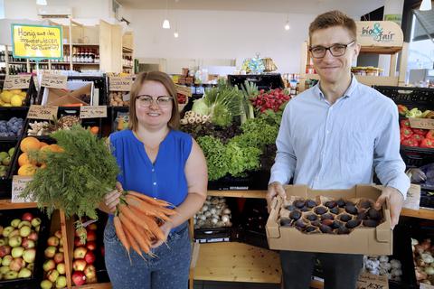 Tim und Rafaela Zimdahl betreiben in Eberstadt den Biomarkt Kornmühle. Hochpreisige Produkte bleiben nun eher liegen, erzählt der Inhaber.             Foto: Andreas Kelm