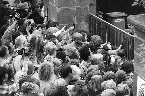 Viele Schaulustige drängten sich 1997 am Hoftor des Habitzheimer Hofguts, um Prinz Charles, den neuen König Charles III., zu sehen. Der nahm sich sogar Zeit für die Menschen, schüttelte sogar Hände.   Archivfoto: Karl-Heinz Bärtl
