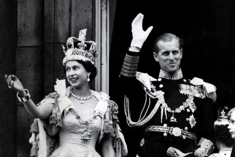  Queen Elizabeth II. und ihr Mann Prinz Philip, Herzog von Edinburgh, winken nach der prunkvollen Krönungszeremonie in der Westminster-Abtei in London am 2. Juni 1953 vom Balkon des Buckingham-Palastes den Menschen zu.  Archivfoto: dpa