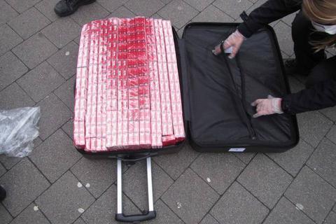 Einer der beschlagnahmten Koffer mit Zigaretten. Foto: Polizei 
