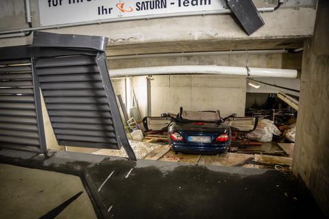 Der Wagen war durch das Lüftungsgitter gebrochen und ein Stockwerk tiefer gelandet. Foto: Wiesbaden112.de 