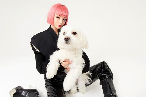 Die computergenerierte Influencerin Imma mit einem Hund. Sie hat rund 390.000 Follower auf Instagram, existiert aber nur in der digitalen Welt.