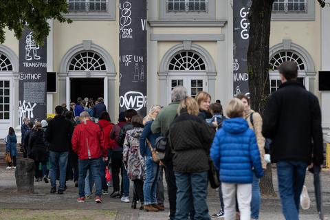 Besucherschlangen vor dem Museum Fridericianum mit den von Dan Perjovschi gestalteten Säulen. Bis einschließlich 25. September ist die documenta 15 in Kassel noch zu sehen. Foto: dpa