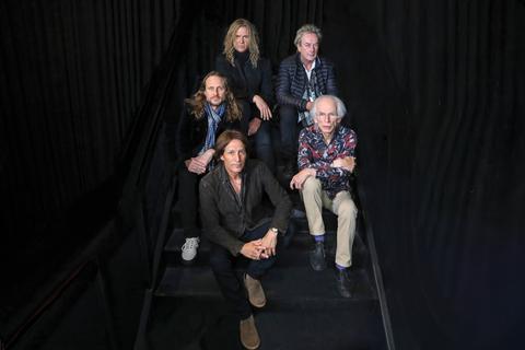 Yes nach der Aufnahme ihres 23. Albums: Jay Schellen (von vorne links im Uhrzeigersinn), Jon Davison, Billy Sherwood, Geoff Downes und Steve Howe.