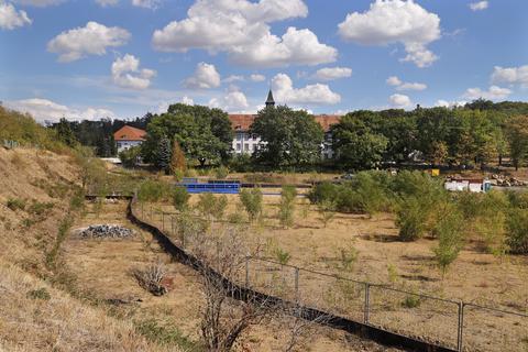 Ein paar der historischen Kasernenbauten stehen noch, bald kommen die Neubauten fürs Ludwigshöhviertel. Auch Straßen und Schienen sind in Planung.  Foto: Andreas Kelm