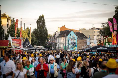 Zu späterer Stunde füllt sich das Festgelände des Schlossgrabenfests gut.  Foto: Sascha Lotz / VRM Bild
