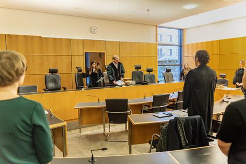 Die 10. Große Jugendkammer des Damrstädter Landgerichts mit dem Vorsitzenden Richter Jens Aßling hat zwei junge Männer wegen gefährlicher Körperverletzung und Beihilfe verurteilt und zwei Angeklagte freigesprochen.