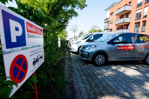 Inzwischen gehören die Carsharing-Stationen von Book-n-drive zum Stadtbild. Unser Foto zeigt eine bei der Hochschule Darmstadt an der Berliner Allee.
