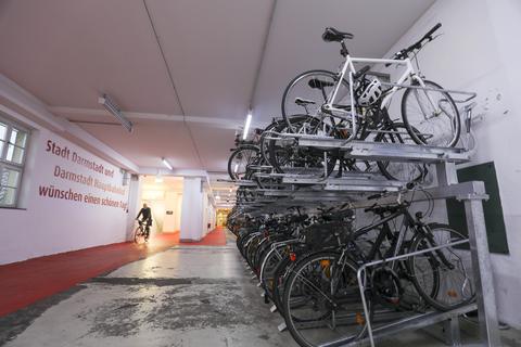 Das kostenlose Darmstädter Fahrradparkhaus am Hauptbahnhof bietet mit 280 Stellplätzen mehr Platz für Radpendler als  die kommunalen Betriebe. Foto: Guido Schiek