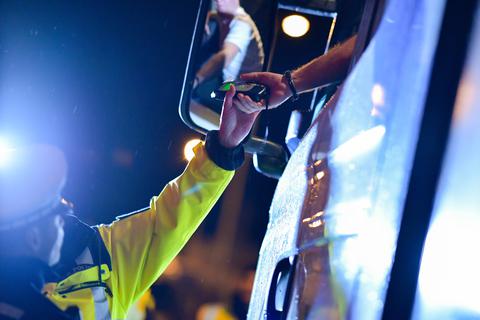 Die Polizei geht davon aus, dass dem Sonntagsfahrverbot unterliegende Lkw-Fahrer auf den Rasthöfen teilweise übermäßig Alkohol konsumieren.  Archivfoto: Uwe Anspach/dpa
