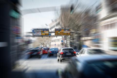 Auch nach Ende der Lockdown-Maßnahmen hat sich der Verkehr an Darmstadts wichtigster Kreuzung noch nicht vollständig normalisiert. Im Schnitt sind im Monat 0,1 Millionen Fahrzeugbewegungen weniger messbar.