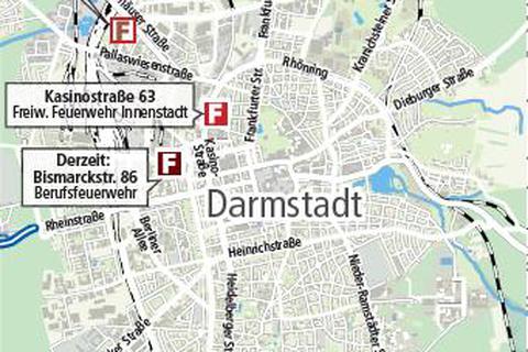 Soll künftig auf zwei Standorte verteilt werden: Die Berufsfeuerwehr Darmstadt an der Bismarckstraße (oben). Deren Schlauchturm stammt wie das Hauptgebäude auch, aus dem Jahr 1954 und steht unter Denkmalschutz. Fotos: Torsten Boor