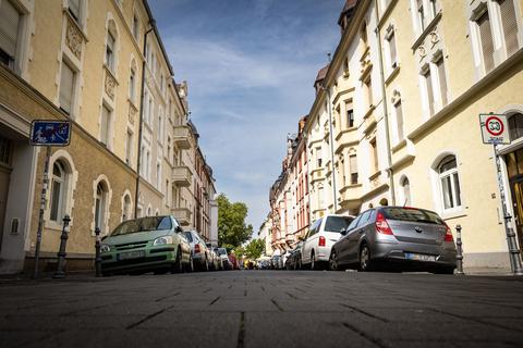 Die Kaupstraße im Martinsviertel: Einige der wenigen Straßen mit bislang regulärem Gehwegparken im Lichtenbergblock.