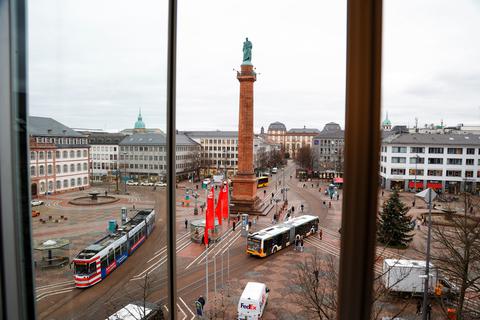 Blick aus einem Geschäftshaus auf den Luisenplatz: Bahnen, Busse, Fahrgäste und Flaneure kreuzen ihre Wege. Der Wohlfühlfaktor auf der Platz ist entsprechend überschaubar.