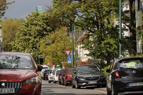 Viel Blech, aber immerhin die eine oder andere Lücke: Parken in der Gervinusstraße im Woogsviertel in Darmstadt.