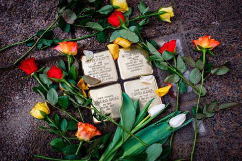 In der Martinstraße 15 wurden vier weitere Stolpersteine zum Gedenken an die Familie Mayer verlegt. Foto: Sascha Lotz 