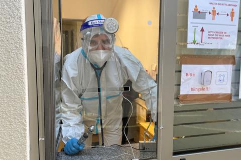 Elmo Feil, Darmstädter Kinderarzt, in Schutzkleidung während des Notdienstes.   Foto: Elmo Feil