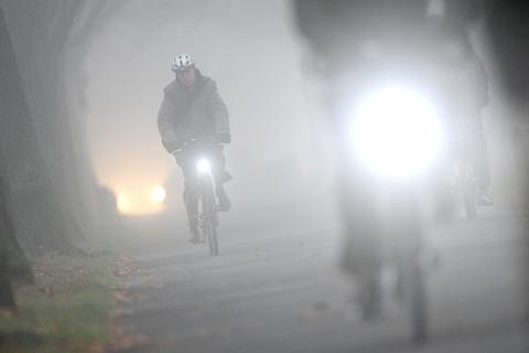 Radfahrer ohne Licht werden im Straßenverkehr schlechter wahrgenommen. Das kann gefährlich werden: für sie selbst, aber auch für andere Verkehrsteilnehmer.	