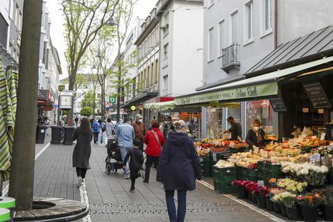 Nach fünf Werktagen mit einer Inzidenz unter 100 haben Einzelhandel und Geschäfte haben in Darmstadt wieder geöffnet und gleich kehrt wieder Leben ein in der Innenstadt, wie hier in der Ernst-Ludwig-Straße. Foto: Guido Schiek