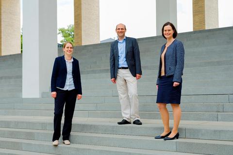 Das Leitungsteam des Sonderforschungsbereichs "Eisen, neu gedacht!" - von links: Vera Krewald, Christian Hess und Ulrike Kramm.  Foto: Katrin Binner 