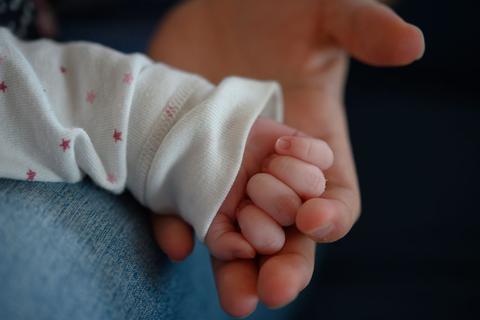 Von Sauerstoffmangel vor oder nach der Geburt sind in Deutschland schätzungsweise zwei bis vier pro 1.000 Neugeborene betroffen.