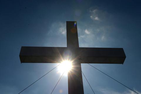In der Karwoche und an Ostern gedenken Christen der Kreuzigung Jesu und feiern dessen Auferstehung.