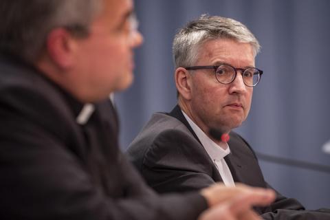 Die Aufklärungsstudie zu Fällen von sexueller Gewalt im Bistum Mainz ist Thema eines Dialogforums mit Bischof Peter Kohlgraf (rechts). Archivfoto: Lukas Görlach