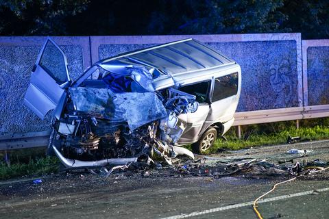 Auf der B47 in Bürstadt sind zwei VW-Multivan zusammengestoßen. Zwei Menschen starben bei dem Unfall.