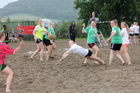 Voller Einsatz beim Beachhandballwettbewerb. Foto: Katja Gesche  Foto: Katja Gesche