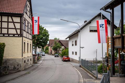 Rote-weiße Fahnen in Sonderbach künden von der Kerwe. Doch die lief auch 2020 anders als geplant. Foto: Sascha Lotz