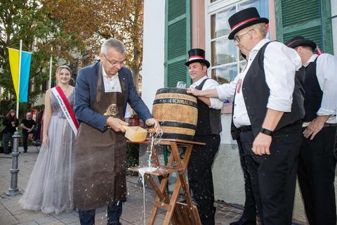 Bürgermeister Gottfried Störmer zapft zum Auftakt der Lampertheimer Kerwe das Bierfass an. Foto: Thorsten Gutschalk