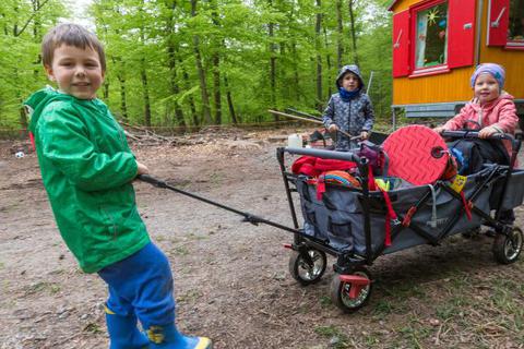 Unterwegs am „Fuchsbau“: Die Kinder entdecken das Gelände rund um den Waldkindergarten im Stadtwald. Foto: Thorsten Gutschalk  Foto: Thorsten Gutschalk