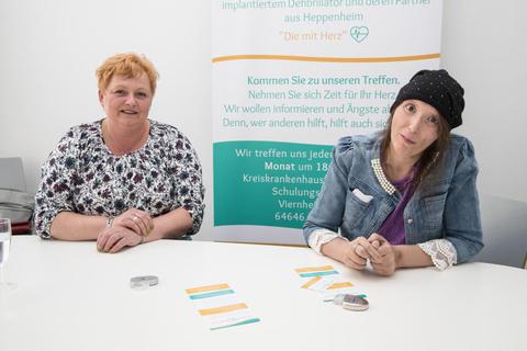Monika Arras (links) und Constanze Rozek engagieren sich aktiv in der Defi-Gruppe Heppenheim. Die zwei Frauen aus Lampertheim haben beide einen kleinen Defibrillator (kleines Bild), eingepflanzt bekommen. Fotos: Thorsten Gutschalk  Foto: 