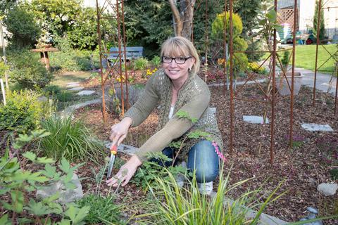 Anette Jansen ist Organisatorin und eine der teilnehmnden Gartenbesitzerinnen. Foto: Thorsten Gutschalk