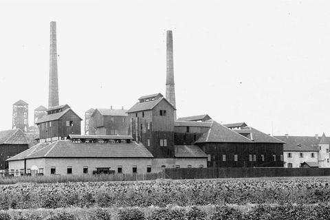 Historische Aufnahme der alten Sodafabrik von Neuschloß (um 1890). Archivfoto: Stadtarchiv Lampertheim