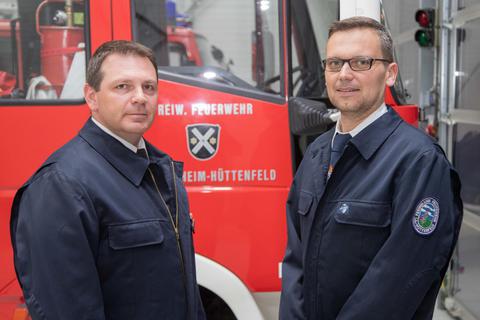 Thorsten Schröder (links) und Sven Gleißner bleiben an der Spitze der Hüttenfelder Feuerwehr. Foto: Thorsten Gutschalk