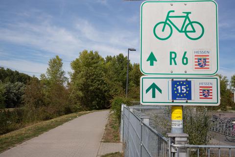 Am Rheindamm - hier in Höhe des Lessing-Gymnasiums - weisen Schilder auf die Radwanderwege hin. 