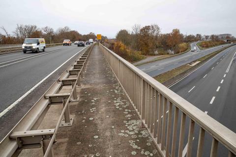 Südlich der alten Brücke, welche die B 47 südlich von Bürstadt über die B 44 führt, wird eine neue gebaut. Foto: Thorsten Gutschalk 