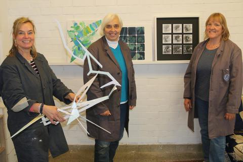 Die Drei vom Künstlerdomizil (von links): Gisela Weiß, Bernhild Hofherr und Maren Giljohann sind sichtbar begeistert. Foto: Thomas Wilken