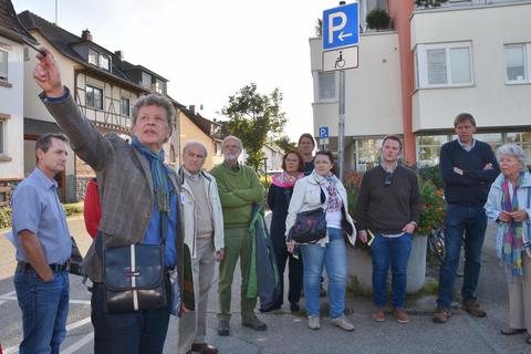 Architekt Martin Fladt (Zweiter von links) vom Büro Umbau-Stadt führt Teilnehmer der Bürgerbeteiligung durch Lorsch. Foto: Brunnengräber