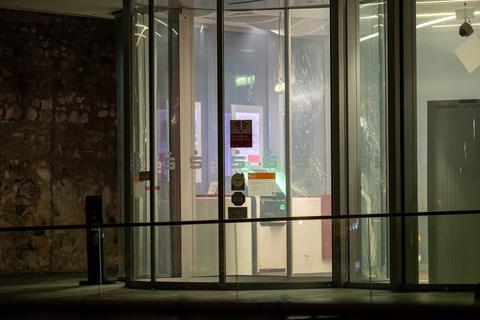 Die Sparkassen-Filiale in Babenhausen, in der Unbekannte den Geldautomaten gesprengt haben. An den Scheiben sind die Spuren der Explosion zu erkennen.