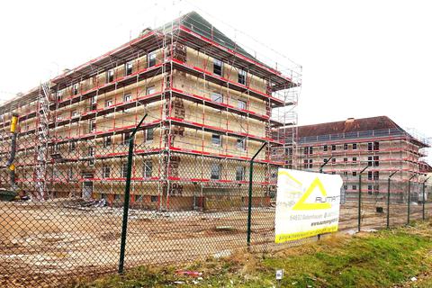 Insgesamt sechs Gebäude auf dem einstigen Kasernenareal in Babenhausen werden aktuell mit Millionenaufwand saniert und modernisiert. Foto: Michael Prasch
