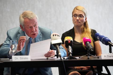 Dr. Gerhard Strate  und Anja Darsow bei einer Pressekonferenz während des gescheiterten Wiederaufnahmeverfahrens 2018. Nun geht es wieder vor Gericht.       Archivfoto: Karl-Heinz Bärtl