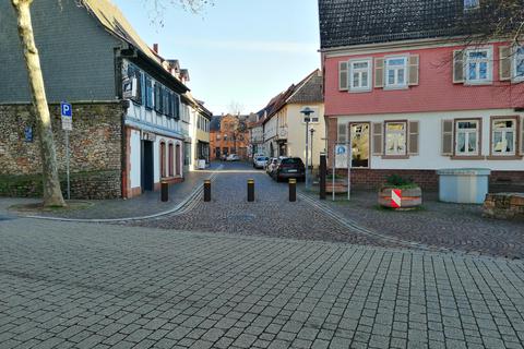 An vier Zufahrtsstraßen, wie hier an der Rheingaustraße, sollen Poller dafür sorgen, dass nur Autos in die Fußgängerzone einfahren können, die dazu auch berechtigt sind.  