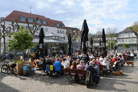 Das „Mini-Café“ auf dem Dieburger Marktplatz – unser Foto stammt vom 1. Mai – ist wieder offen. An den Tischen darf man dort mitgebrachtes Essen verzehren oder sich Speisen aus den Nachbarlokalen liefern lassen. Jens Dörr