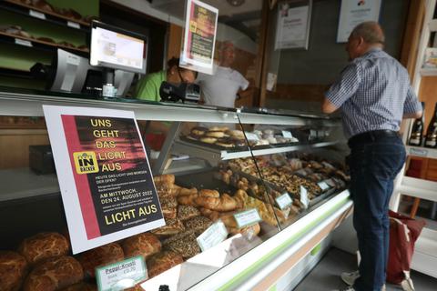 Die Aktion „Licht aus“ gegen steigende Energiepreise hat am Mittwoch in der Bäckerei von Jürgen Kreher in Eppertshausen zu angeregten Kundengesprächen geführt.        Foto: Melanie Schweinfurth