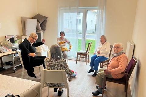 Die Bewohner der Wohngemeinschaft für Demenzerkrankte trainieren gemeinsam mit der Pflegekraft Sabine Hartmann (links) vom ambulanten Pflegedienst regelmäßig ihre Fitness. 