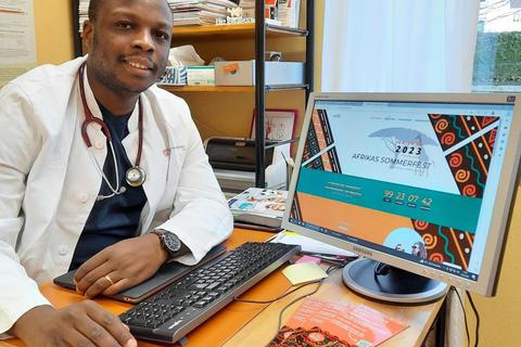 Daniel Ogutu, Hausarzt in Fischbachtal, gründete 2022 die Hilfsorganisation „Doki’s Advice“ für bedürftige Patienten in Kenia und organisiert jetzt ein Afrika-Sommerfest in Niedernhausen. Archivfoto: Stefanie Steinert