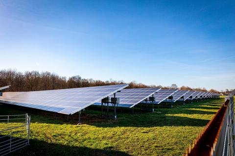 Eine Freiflächen-Photovoltaik-Anlage braucht Platz. Platz, der auch für Landwirte interessant ist. Archivfoto: Sascha Lotz